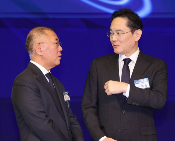 이재용 삼성전자 회장과 정의선 현대차 회장이 지난 1월 3일 서울 대한상공회의소에서 열린 경제계 신년인사회에서 대화하고 있다. 사진=연합뉴스