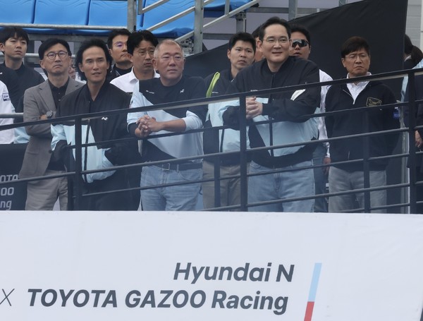 조현범 한국앤컴퍼니그룹 회장, 정의선 현대차그룹 회장, 이재용 삼성전자 회장이 현대차와 토요타가 개최한 가주레이싱 테스트 드라이버 현장을 지켜보고 있다. 사진=연합뉴스