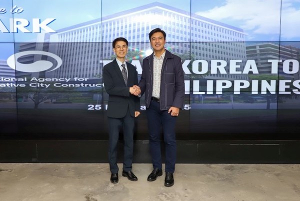 최근 행정중심복합도시건설청 박상옥 기획조정관(왼쪽)과 필리핀 기지전환개발청 빙캉 청장(오른쪽)이 고위급 면담후 기념촬영을 하고 있다. 출처=행복청