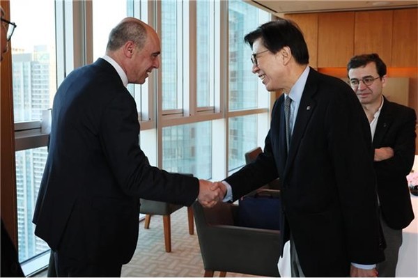 부산시는 띠에리 샤벳(Thierry Charvet) 르노그룹 생산·품질 총괄 부회장과 박형준 시장이 이날 오전 파크하얏트 부산 호텔에서 조찬 면담을 가졌다고 25일 밝혔다. 사진=부산광역시