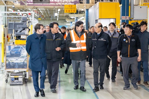 스테판 드블레즈 르노코리아 사장과 박형준 부산시장이 르노코리아 부산공장을 둘러보고 있다. 사진=르노코리아