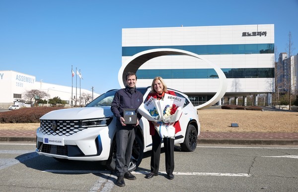 스테판 드블레즈 르노코리아 사장은 19일 르노코리아 부산공장에서 마리아 카스티요 페르난데즈 주한 EU대사가 공식차량으로 사용할 그랑 콜레오스 E-Tech 하이브리드를 전달했다. 사진=르노코리아