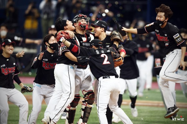 지난 2021년 KT와 두산과의 한국시리즈 4차전 종료 후 KT위즈 강백호를 비롯한 선수단이 우승 후 포효하고 있다. 선수단 유니폼 우측에 타이어뱅크 스폰서가 부착돼 있다. 사진=KT위즈