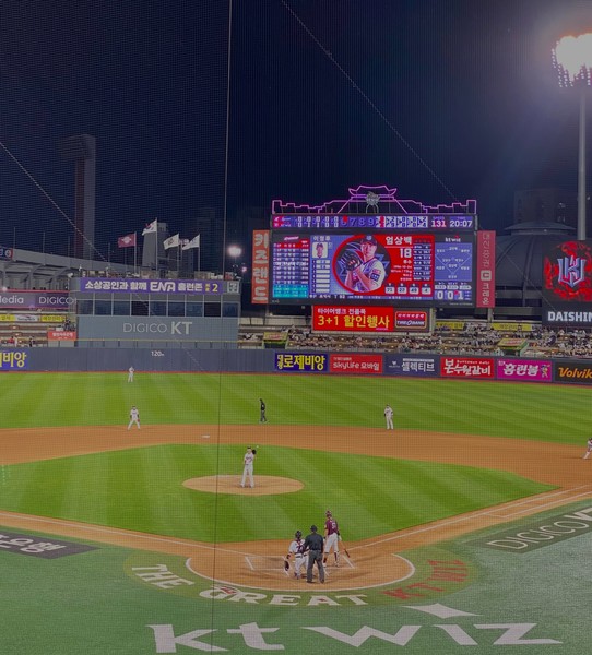 지난 2023년 수원KT위즈파크에서 KT와 키움과의 경기 중 타이어뱅크 광고가 전광판 밑에 표출되고 있다. 사진=양정민 이코노믹리뷰 기자