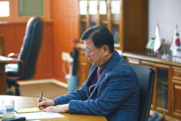 권영규 대한적십자사 서울지사 회장은 ER과 인터뷰에서 서울지사가 후원금으로 운영되는 만큼 절약하는 문화가 자리잡고 있다고 밝혔다.