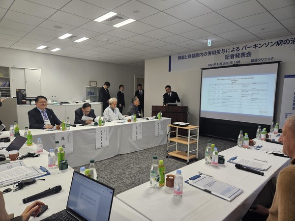 지난해 말 바이오스타그룹의 라정찬 회장(왼쪽부터 첫번째)이 일본 도쿄 긴자클리닉에서 열린 기자간담회에서 줄기세포 치료 성과에 대한 발표를 듣고 있다. 라 회장은 앞서 2013년 주가 조작 혐의로 구속된 바 있다. 이에 앞서 황우석 박사 사태로도 한국은 줄기세포 불모지가 된 바 있지만 업계에 따르면 한국은 나름 줄기세포 강국이다. 사진=연합뉴스