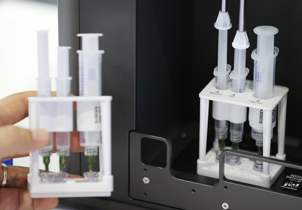 서울 강남구 코엑스에서 열린 '바이오코리아'에 참석한 국내 바이오사 관계자가 세포치료제 생산 기기를 들고 있다. 사진=연합뉴스