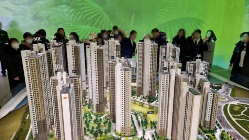 e편한세상 성성호수공원 견본주택 방문 모습  출처=DL이앤씨