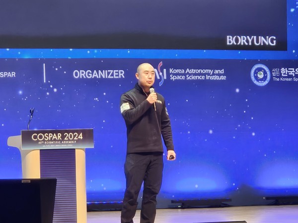김정균 보령 대표가 지난해 부산 벡스코에서 열린 국제우주연구위원회 학술총회에서 회사의 우주 사업 계획을 소개하고 있다. 사진=연합뉴스
