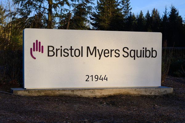 미국 제약사인 브리스톨마이어스스큅(BMS)의 현판이 놓여 있다. BMS는 일론 머스크 미 정보효율부(DOGE) 수장이 만든 스페이스X의 국제우주정거장 보급선에서 바이오 의약품 결정 속도 측정에 대한 연구를 하고 있다.  