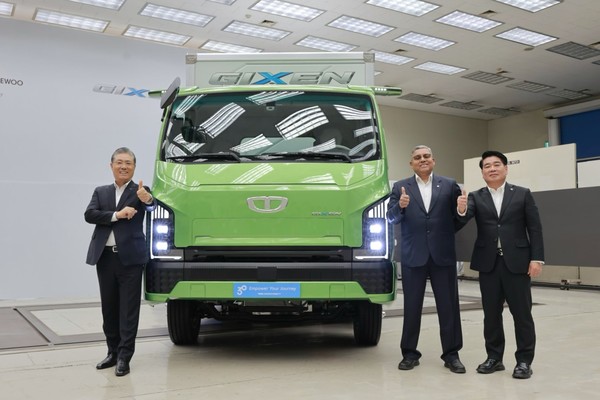 타타대우모빌리티 30주년 기념 미디어 데이 행사에서 처음 공개된 기쎈과 함께 선 김방신 타타대우모빌리티 사장(왼쪽), 아닐 신하 타타대우모빌리티 부사장(가운데), 김정우 타타대우판매 대표(오른쪽). 사진=타타대우모빌리티