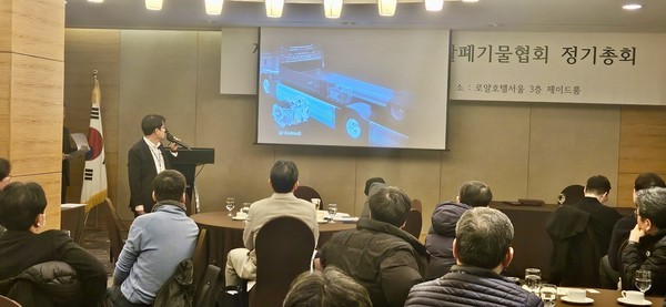 서울시 생활폐기물협회 정기총회에서 공개한 친환경 전기트럭 ‘기쎈’ 청소차. 사진=타타대우모빌리티