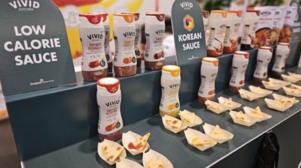 동원홈푸드 비비드키친이 국제 자연식품 박람회에서 여러 소스를 선보이고 있다. 사진=동원홈푸드
