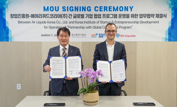지난 7일 창업진흥원 유종필 원장(왼쪽)과 에어리퀴드코리아 니콜라스 푸아리앙 대표가 글로벌기업 협업 프로그램 운영을 위한 업무협약을 체결하고 있다. 출처=창진원