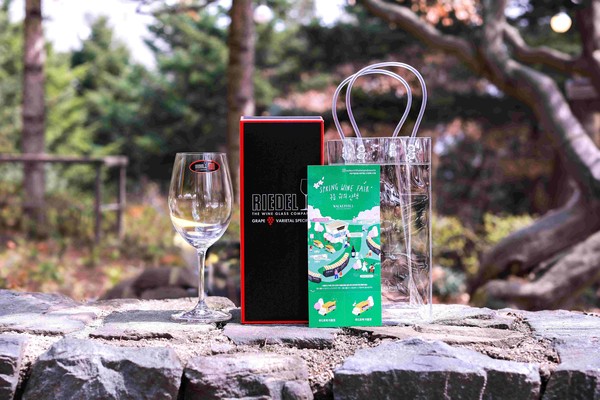 워커힐은 ‘2025 스프링 와인 페어 – 구름 위의 산책’ 입장객에게 리델의 와인 글라스와 칠링백을 제공한다.