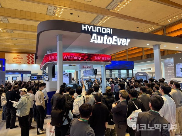 12일 코엑스에서 열린 AW 2025에서 관람객들이 현대오토에버 부스를 관람 중이다. 사진=양정민 이코노믹리뷰 기자