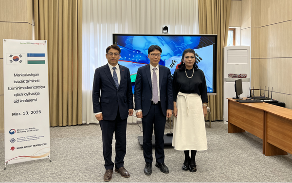 한국지역난방공사가 산업통상자원부와 지난 12일부터 3일간 우즈베키스탄에서 우즈벡 지역난방 현대화 사업의 실행력 제고를 위한 실무 협의회를 개최했다. (왼쪽부터) 이병휘 한국지역난방공사 사업본부장, 최연우 산업통상자원부 전력정책관, 오조다 주라예바 우즈베키스탄 건설주택공공서비스부 차관. 사진=한국지역난방공사