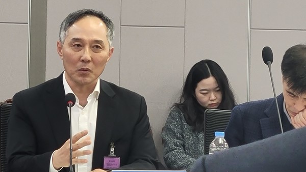 이정규 브릿지바이오테라퓨틱스 대표가 14일 국회 토론회에서 발언하고 있다. 그는 의학적인 지식과 기초 과학 지식이 섞이고 있는 만큼 어떻게 하면 기초 과학적인 지식을 의학에 응용할 수 있을 인재들을 잘 키워낼 것인가에 대해 고민해야 한다고 말했다. 사진=이혜진 기자