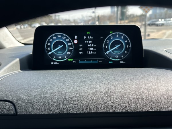 스타리아 하이브리드 연비가 표시되는 클러스터. 사진=이코노믹리뷰 이소영