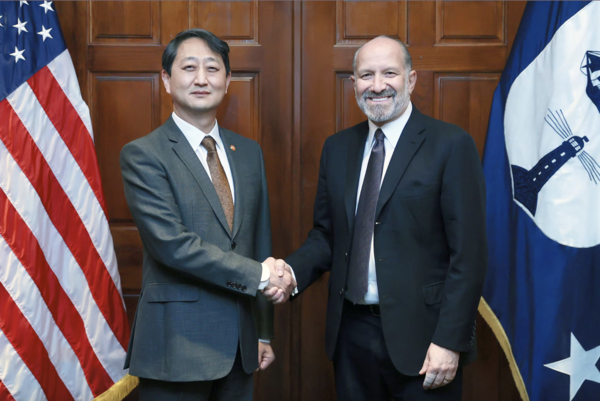 안덕근 산업통상자원부 장관이 27일(현지 시각) 미국 워싱턴DC 상무부 회의실에서 하워드 러트닉 미 상무부 장관과 악수하며 기념 촬영하고 있다. 사진=산업통상자원부