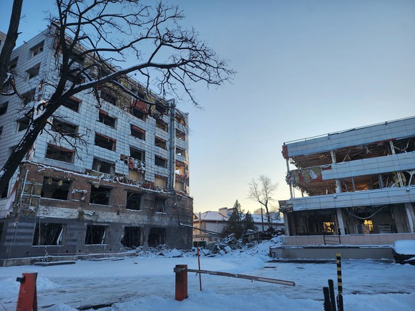 우크라이나 수도 키이우 외곽의 두 건물이 러시아의 공습으로 파괴돼 있다. 사진=연합뉴스