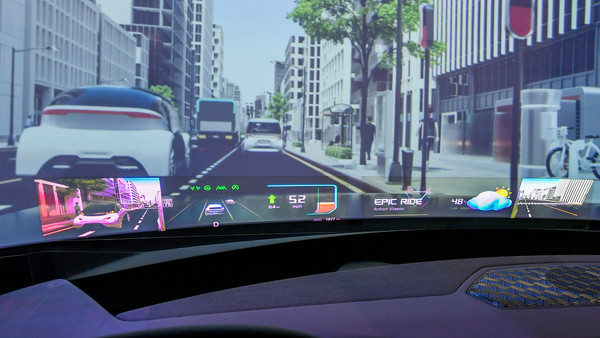 현대모비스가 홀로그래픽 윈드실드 디스플레이를 2025 서울모빌리티쇼에서 공개한다. 사진=현대모비스