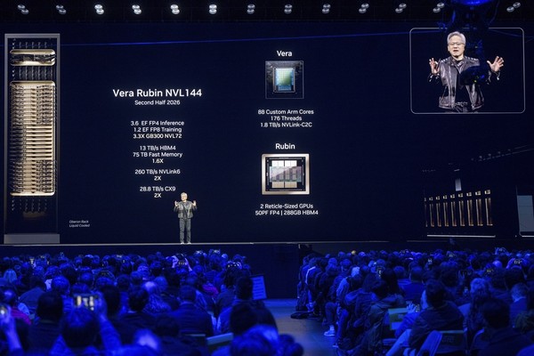 젠슨 황 엔비디아 최고경영자(CEO)가 18일(현지시간) 캘리포니아 산호세에서 열린 GTC2025에서 기조연설을 하고 있다. 사진=AP연합뉴스