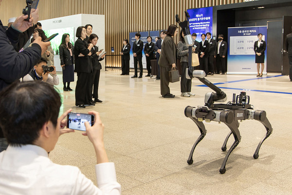 삼성전자 제56기 정기 주주총회장 로봇존에서 시연되는 레인보우로보틱스 로봇의 모습. 사진=삼성전자