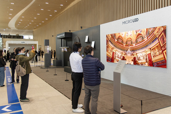 삼성전자 제56기 정기 주주총회에서 주주들이 차세대 디스플레이 존의 마이크로 LED를 둘러보고 있다. 사진=삼성전자