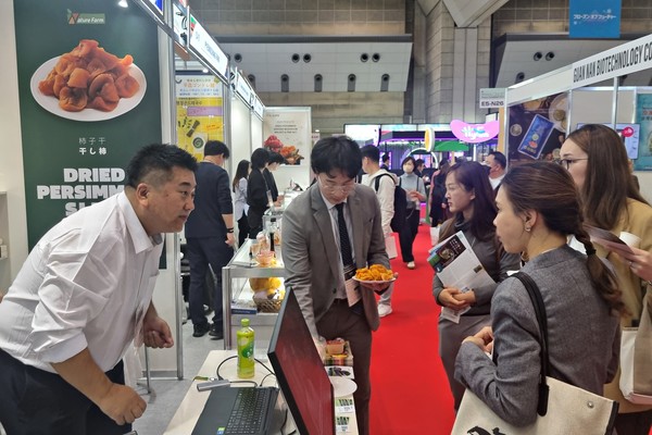 임산물 수출기업 네이처팜 관계자가 일본 해외구매자에게 감말랭이를 홍보하고 있다. 출처=산림청