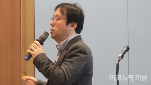 정원석 한국기계전기전자시험연구원 센터장이 키메스 2025에서 ‘디지털의료기기 로봇·AI, 사이버보안’을 주제로 강연하고 있다. 사진=이혜진 기자