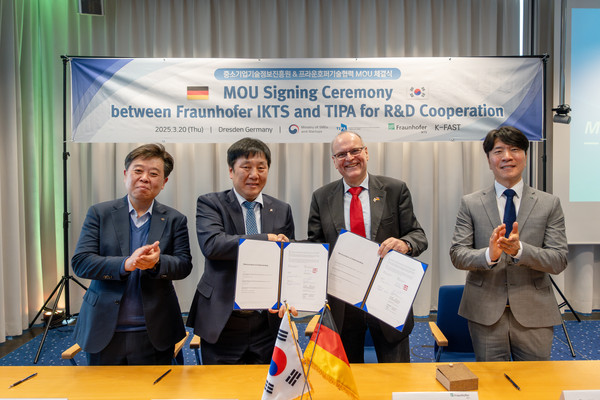 중소기업기술정보진흥원은 20일(현지시간) 독일 드레스덴에서 프라운호퍼 IKTS와 글로벌 기술개발 협력을 위한 업무협약을 체결했다.출처=기정원