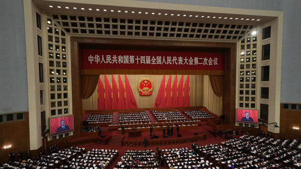 3월 5일 개막한 중국 전국인민대표대회 (전인대·한국의 국회 격)의 업무보고에서 리창 국무원 총리는 "올해 중국 경제성장 목표를 5% 안팎으로 설정했다"고 발표했다. 사진 = 연합뉴스.