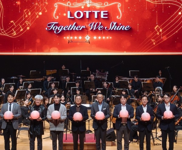 '2025 롯데 행복나눔 동행콘서트'에서 이달곤 동반성장위원장(왼쪽에서 네번째), 이동우 롯데지주 대표(왼쪽에서 다섯번째)와 파트너사 직원 대표들이 동반성장을 기원하는 점등식에 참여하고 있다.