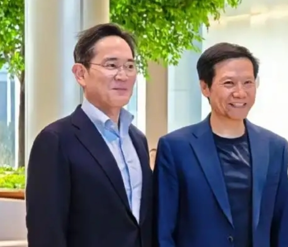 이재용 회장이 CDF에 참석해 레이진 샤오미 CEO와 만나고 있다. 사진=SNS 갈무리