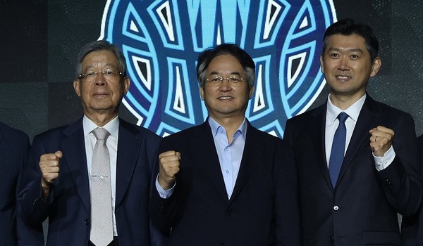 고양 소노 스카이거너스 농구단 창단식에서 김희옥 프로농구연맹 총재(왼쪽부터), 이동환 고양특례시장, 서준혁 소노그룹 회장이 사진촬영 중이다. 사진=연합뉴스