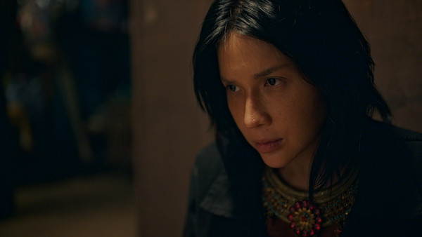 베트남 호러 영화 ‘악령: 깨어난 시체’가 개봉 5일 만에 3만 관객을 넘어서며 국내 베트남 영화 흥행 1위에 올랐다. 이 작품은 베트남 대표 흥행 보증 수표 배우 카 누의 첫 공포 영화 주연작이다. 극 중 시신 방부 처리 전문가인 ‘누’ 역을 맡아, 시체가 깨어나는 장면에서 소름 끼치는 연기를 선보였다. 카 누는 ‘더 하우스 오브 노 맨’, ‘마이’ 등 출연하는 작품마다 역대 베트남 박스오피스 1위를 달성한 배우이다.