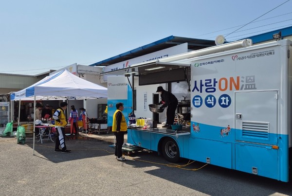 의성에 긴급 투입돼 이재민 봉사자를 위해 무료 급식을 시행하고 있는 ‘사랑의 안심밥차’. 사진=한국수력원자력