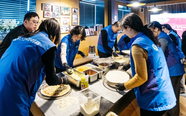 지난 21일 서울시 중구 검벽돌집 앞에서 신한라이프 임직원들이 희망피자 나눔 봉사활동 기념 촬영을 하고 있다. 사진제공=신한라이프