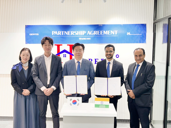 덴티스와 호스페디아 메디케어가 업무협약을 맺고 있다. 사진=덴티스.