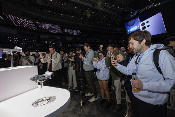 22일(현지시간) 미국 새너제이에 위치한 'SAP센터'에서 개최된 상반기 '갤럭시 언팩 2025'에서 관람객이 XR 기기 '프로젝트 무한'의 디자인을 관람하는 모습. 사진=삼성전자