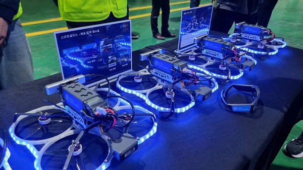 한진이 스마트 물류를 위해 현장 도입을 준비 중인 드론과 스마트 글래스. 사진=이하영 기자