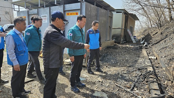(오른쪽에서 두번째) 한국가스안전공사 박경국 사장이 경북 의성군에 위치한 가스시설을 방문하고 관계자의 설명을 듣고 있다. 사진=한국가스안전공사