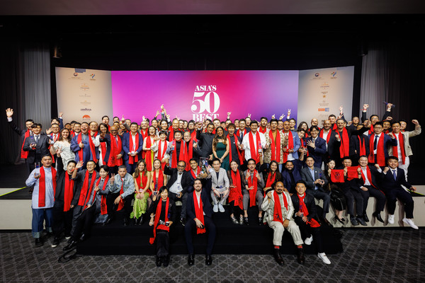 ‘2025 아시아 50 베스트 레스토랑’ 시상식이 3월 25일 서울 그랜드 하얏트에서 열렸다. 아시아 최고 레스토랑 1위는 방콕의 ‘가간(Gaggan)’이 차지했다. 사진은 수상자 단체. (사진 제공 = 2025 아시아 50 베스트 레스토랑)