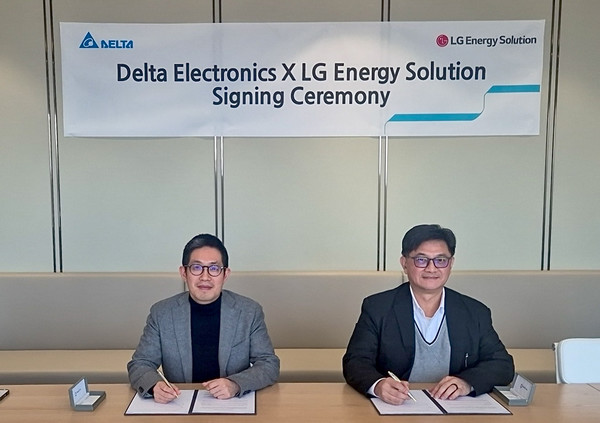 김형식 LG에너지솔루션 ESS전지사업부장(왼쪽)과 마이크 왕 델타 일렉트로닉스 PVI 사업부 총괄 책임자가 파트너십을 체결하고 있다. 사진=LG에너지솔루션
