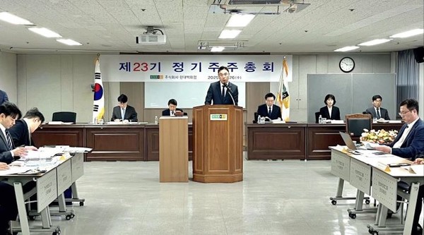 정지영 현대백화점 대표가 서울 강동구 우진빌딩에서 열린 제23기 정기 주주총회에서 발언하고 있다. 사진=현대백화점