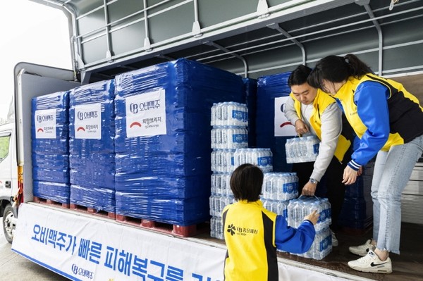 오비맥주가 경상도 산불 피해 지역에 생수 2만4000여병을 지원했다. 사진=오비맥주