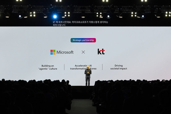 사티아 나델라 CEO가 기조연설에 나서고 있다. 사진=KT