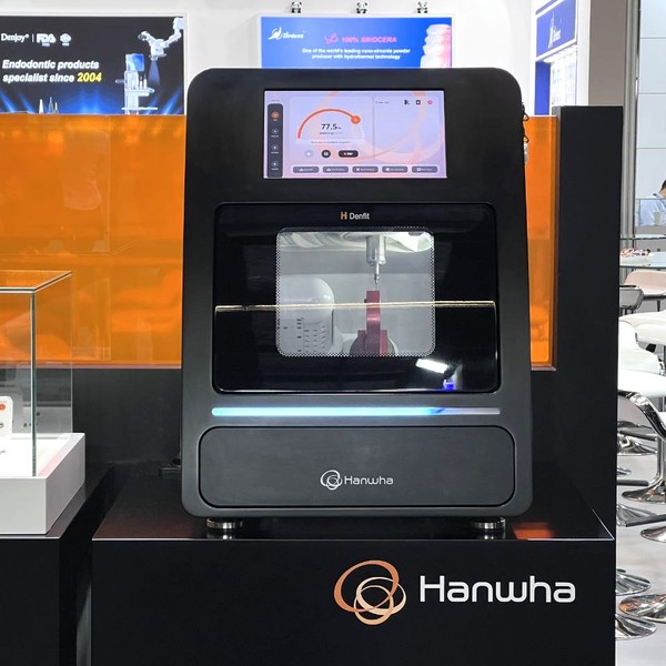 IDS2025에 전시되어 있는 H-Denfit. 사진=한화세미텍