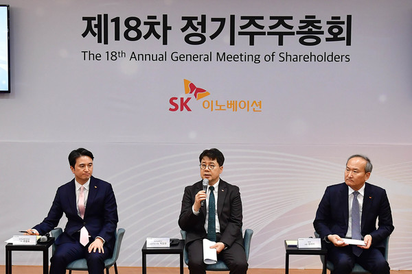 박상규 SK이노베이션 대표이사 사장(가운데), 추형욱 SK이노베이션 E&S 사장(왼쪽), 이석희 SK온 사장(오른쪽) 등 SK이노베이션 경영진들이 28일 오전 서울 종로구 SK서린빌딩 수펙스홀에서 열린 ‘주주와의 대화’에서 주주들과 경영 현안에 대해 소통하고 있다. 사진=SK이노베이션